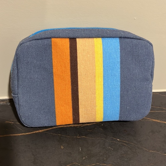 Jantaminiau Toiletry Bag, offered by KLM Airlines - Picture 2 of 5